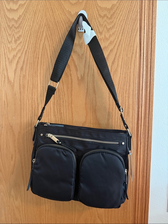 Time and Tru Handbags - 🫶🏼5 for $45!!🫶🏼Time and Tru Black Crossbody Bag with Dual Front Pockets